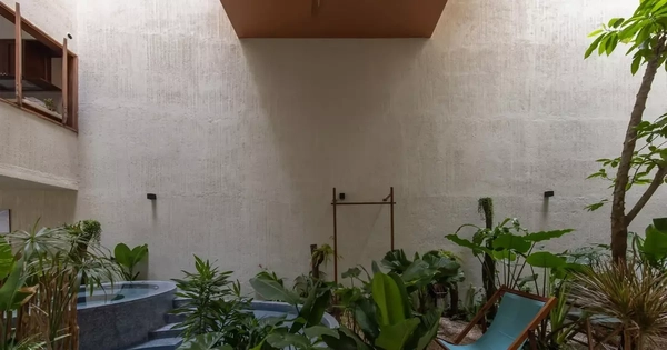 Thiết kế bể bơi giữa ngôi nhà cho gia chủ thư giãn cùng thiên nhiên