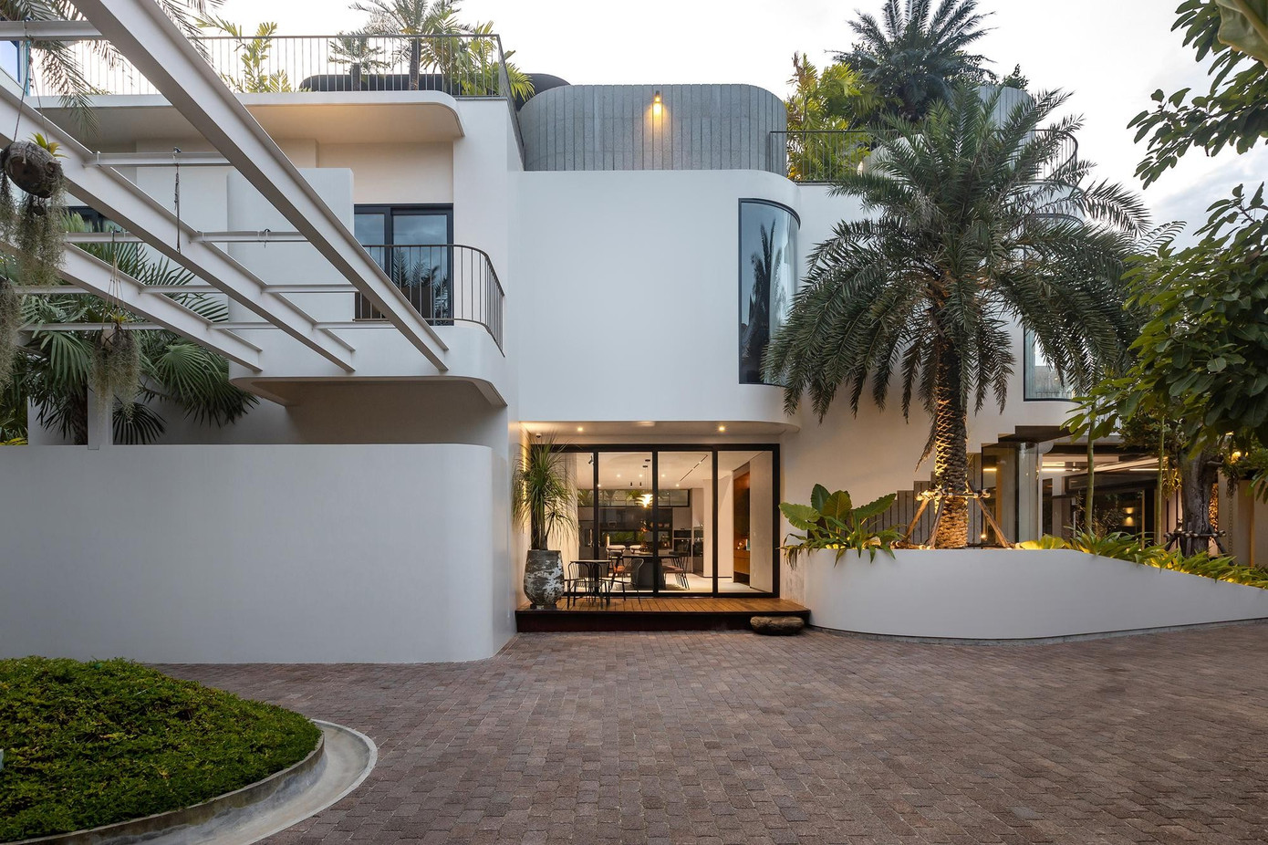 Biệt thự 3 tầng với kiến trúc mở, sống xanh giữa đô thị nhiệt đới - Ảnh 4