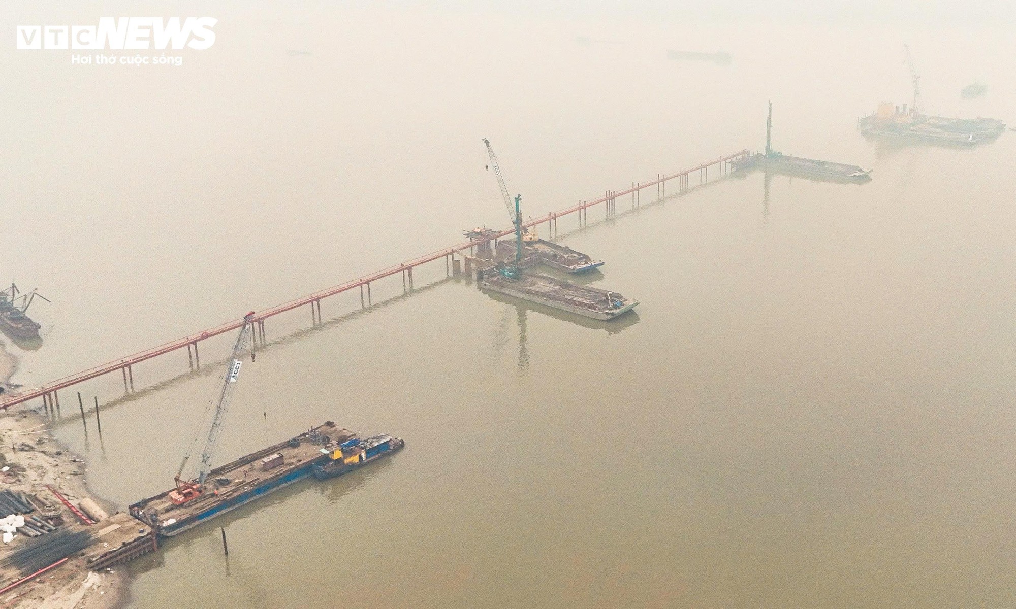 Cận cảnh công trường thi công cầu vượt sông Hồng gần 10.000 tỷ đồng - Ảnh 10