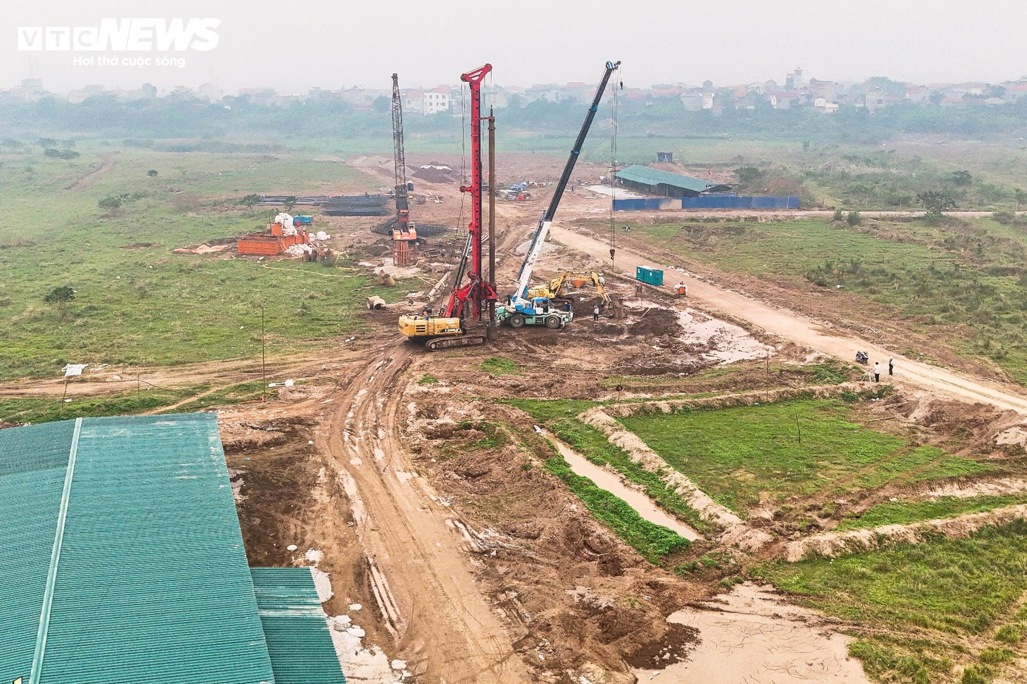 Cận cảnh công trường thi công cầu vượt sông Hồng gần 10.000 tỷ đồng - Ảnh 11