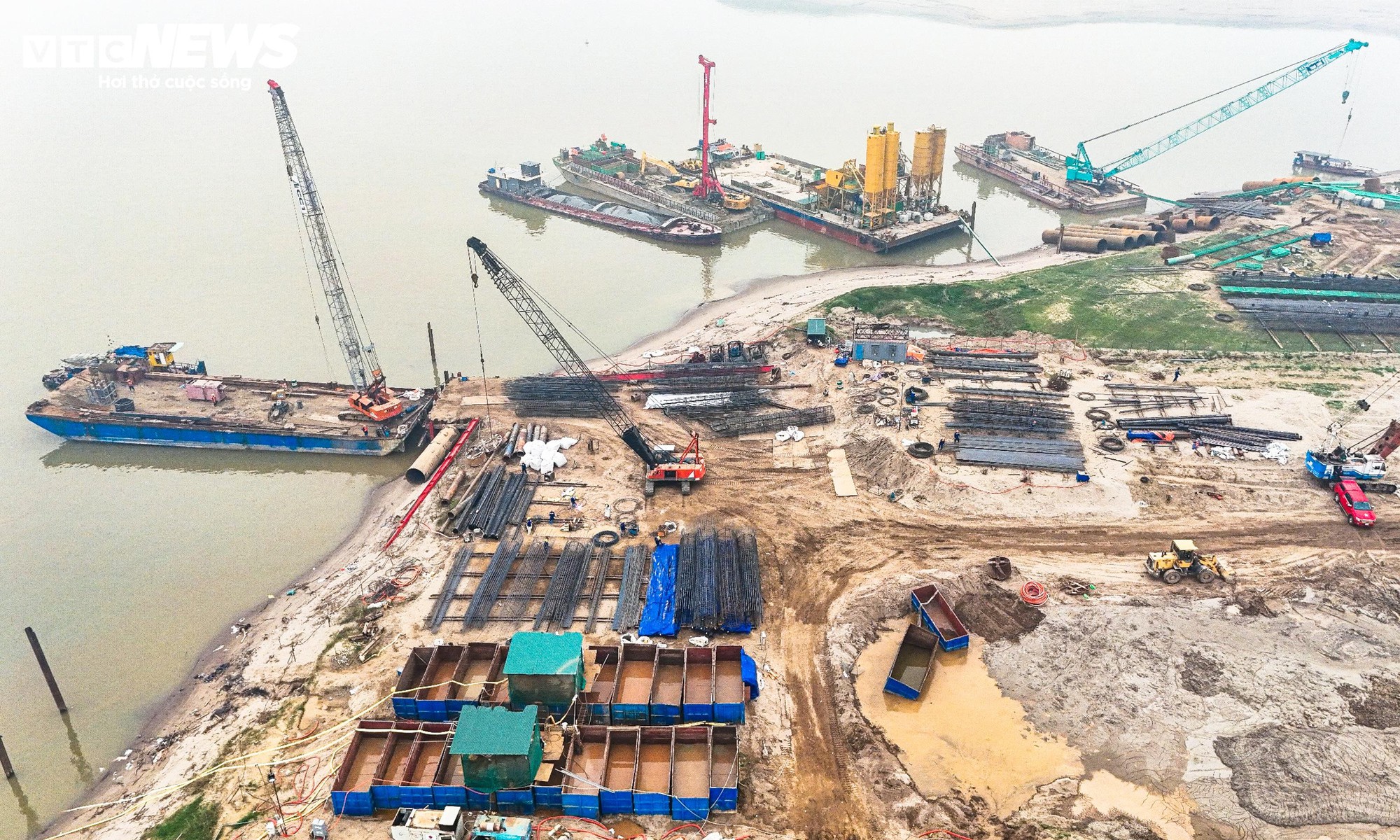 Cận cảnh công trường thi công cầu vượt sông Hồng gần 10.000 tỷ đồng - Ảnh 2