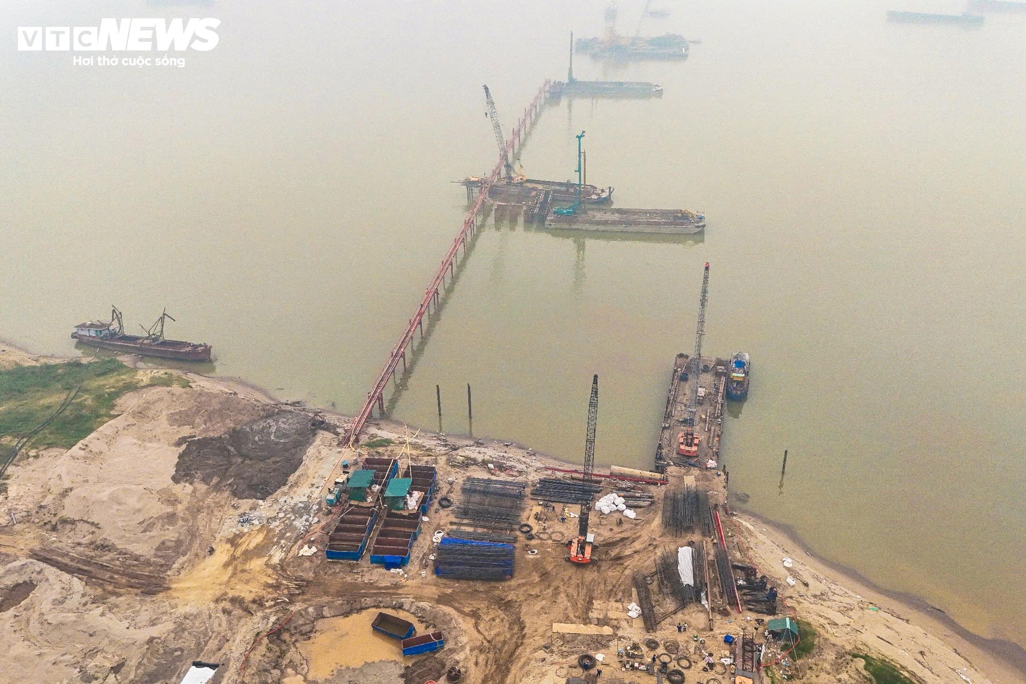 Cận cảnh công trường thi công cầu vượt sông Hồng gần 10.000 tỷ đồng - Ảnh 3