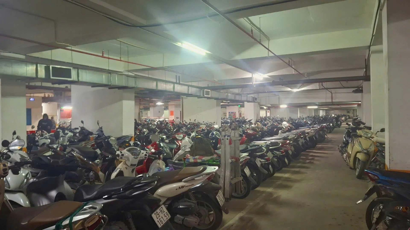 Yêu cầu chung cư đông dân nhất Hà Nội hủy 'lệnh' cấm gửi xe điện - Ảnh 1