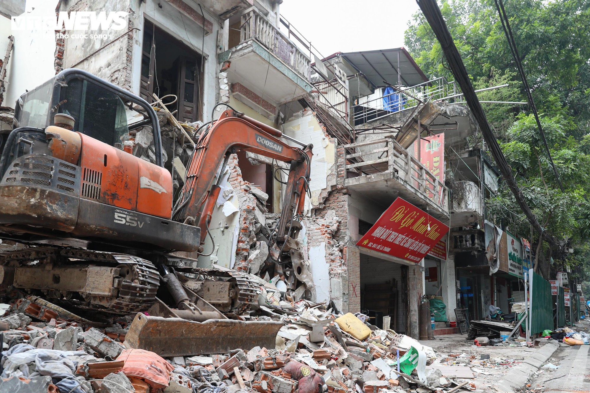 Hà Nội phá dỡ loạt công trình để làm tuyến đường ‘đắt nhất hành tinh’ - Ảnh 11