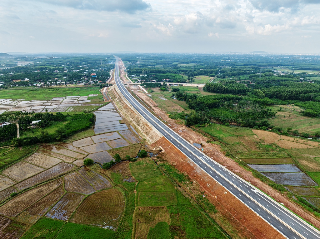 Cận cảnh đường cao tốc Quảng Ngãi – Hoài Nhơn dài 88 km trước giờ G - Ảnh 10