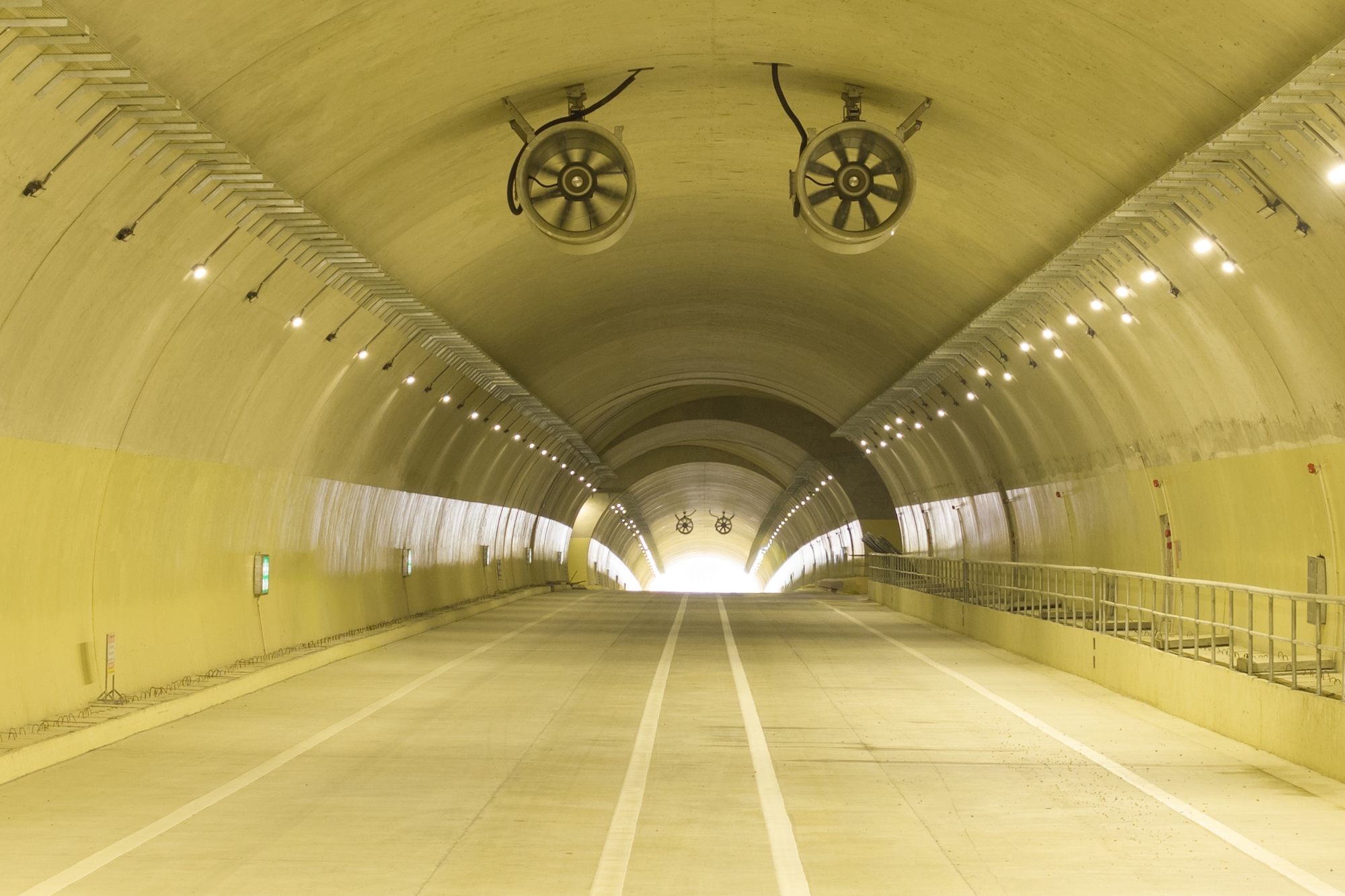 Cận cảnh đường cao tốc Quảng Ngãi – Hoài Nhơn dài 88 km trước giờ G - Ảnh 3