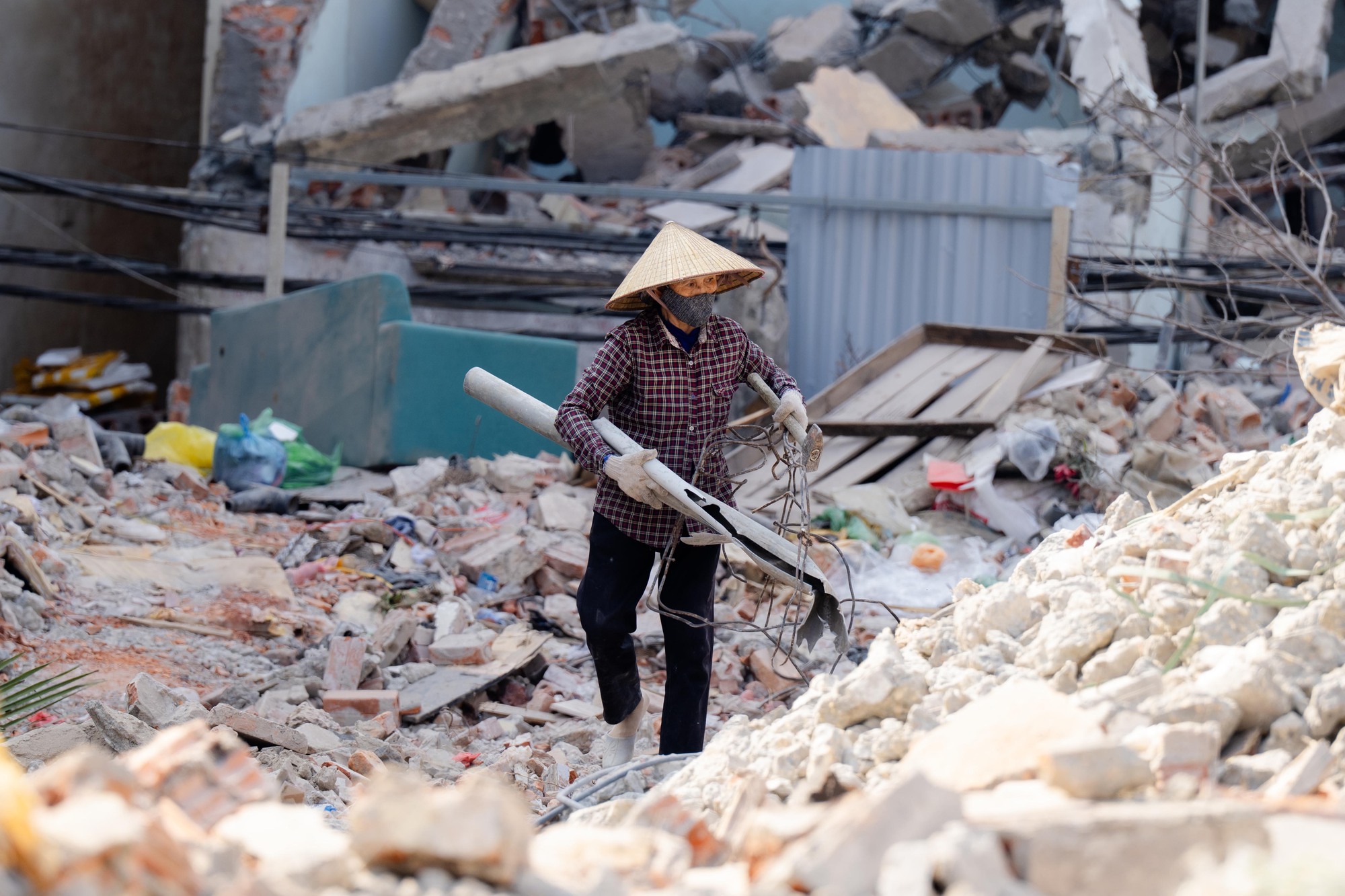 Toàn cảnh hiện trạng đường Đê La Thành sau khi được giải toả để xây đường vành đai 1 - Ảnh 20