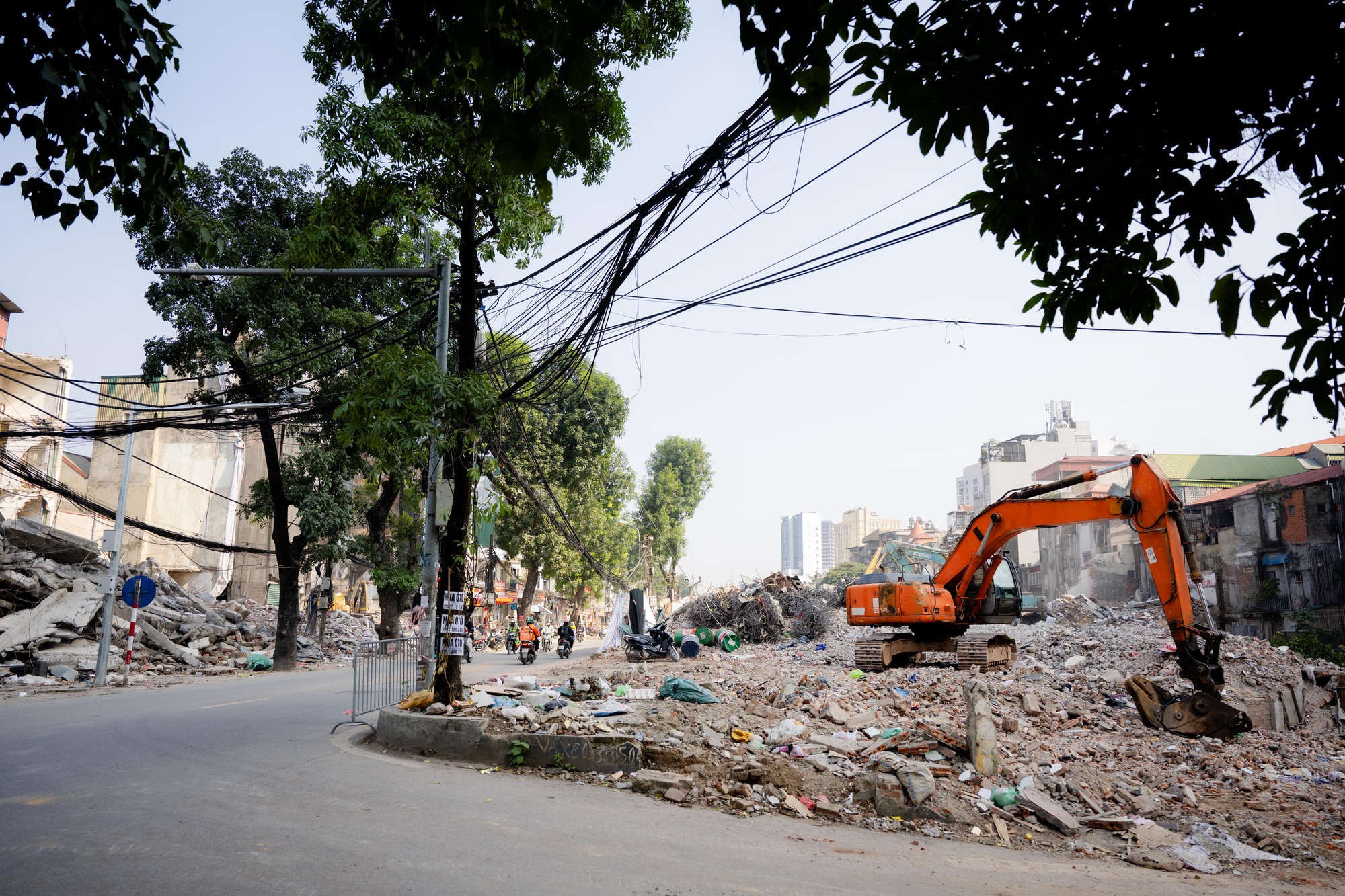 Toàn cảnh hiện trạng đường Đê La Thành sau khi được giải toả để xây đường vành đai 1 - Ảnh 12
