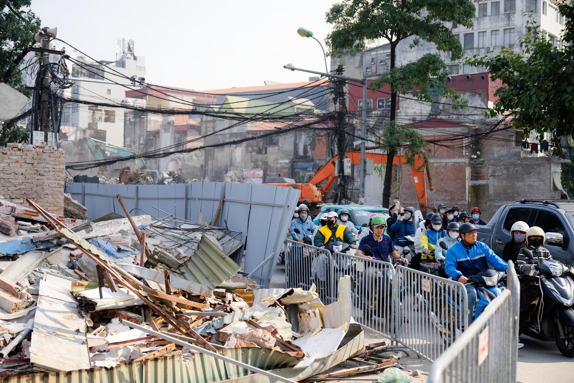 Toàn cảnh hiện trạng đường Đê La Thành sau khi được giải toả để xây đường vành đai 1 - Ảnh 10