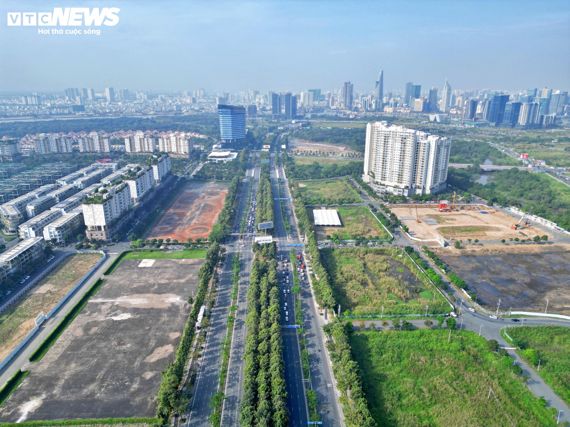 Cận cảnh đường dành riêng cho xe đạp đầu tiên ở TP.HCM trước ngày về đích - Ảnh 1