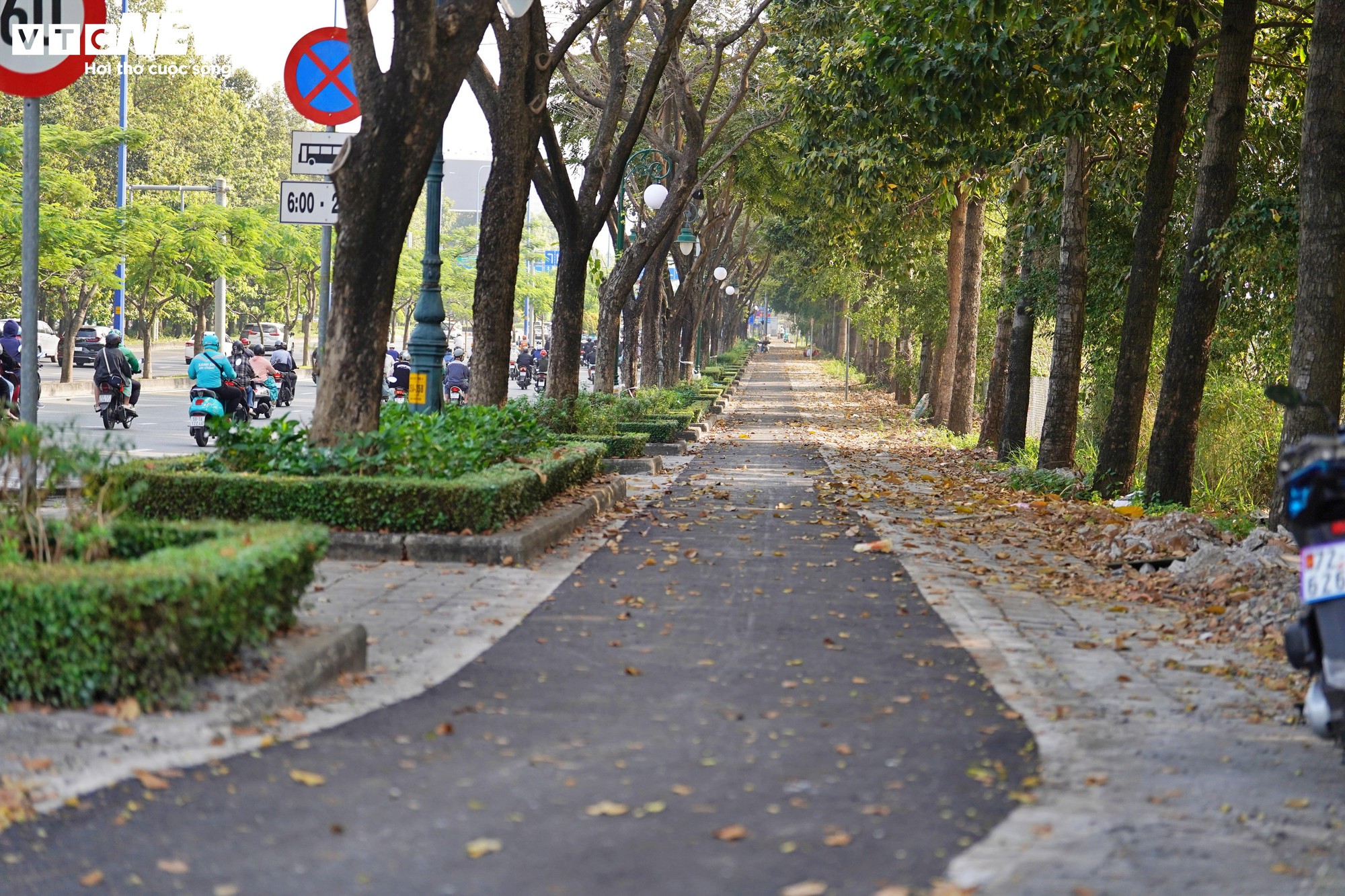 Cận cảnh đường dành riêng cho xe đạp đầu tiên ở TP.HCM trước ngày về đích - Ảnh 4