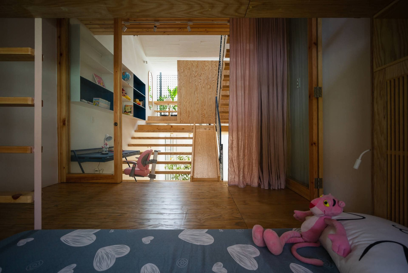 Nhà trong hẻm dưới 40m2 vẫn thoáng nhờ thiết kế 'sân chơi' - Ảnh 4