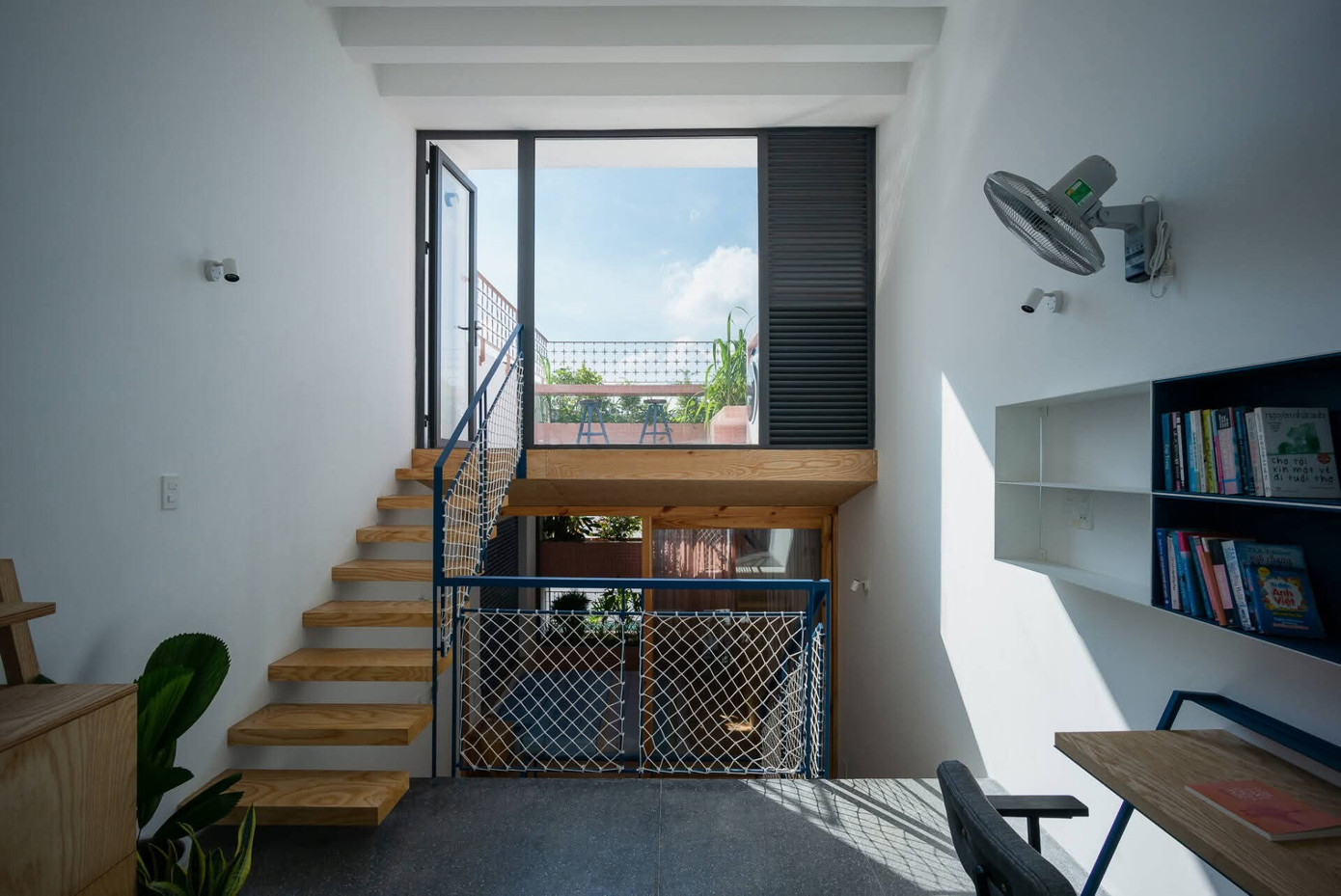 Nhà trong hẻm dưới 40m2 vẫn thoáng nhờ thiết kế 'sân chơi' - Ảnh 9