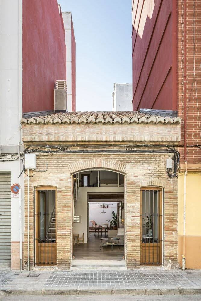 Nhà ống mở rộng công năng lên 100m2 nhờ gác lửng - Ảnh 1