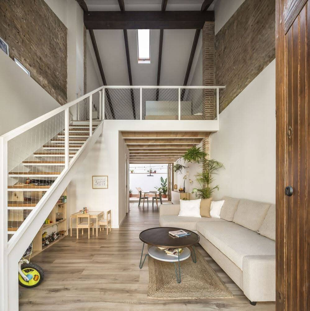 Nhà ống mở rộng công năng lên 100m2 nhờ gác lửng - Ảnh 5