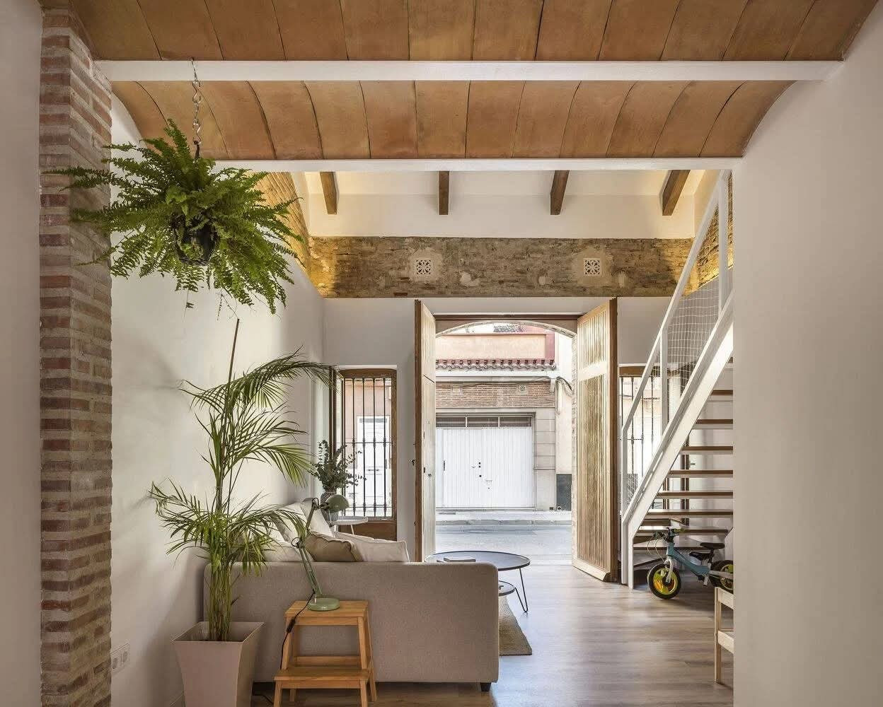 Nhà ống mở rộng công năng lên 100m2 nhờ gác lửng - Ảnh 6