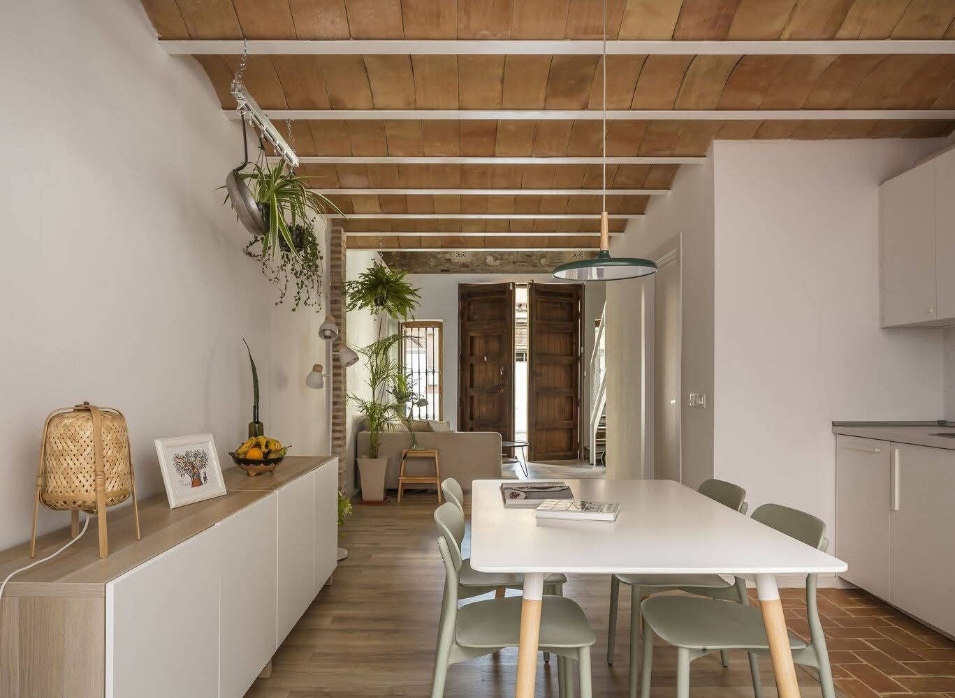 Nhà ống mở rộng công năng lên 100m2 nhờ gác lửng - Ảnh 2