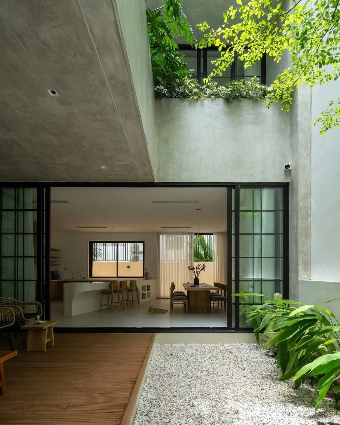 Nhà phố thiết kế với sân vườn và cây xanh ‘len lỏi’ vào từng không gian - Ảnh 3