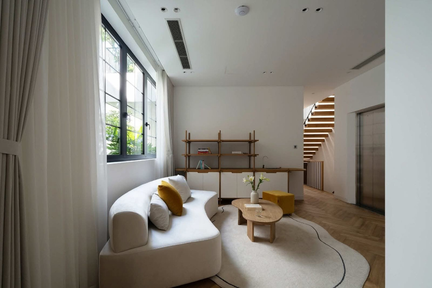 Nhà phố thiết kế với sân vườn và cây xanh ‘len lỏi’ vào từng không gian - Ảnh 8