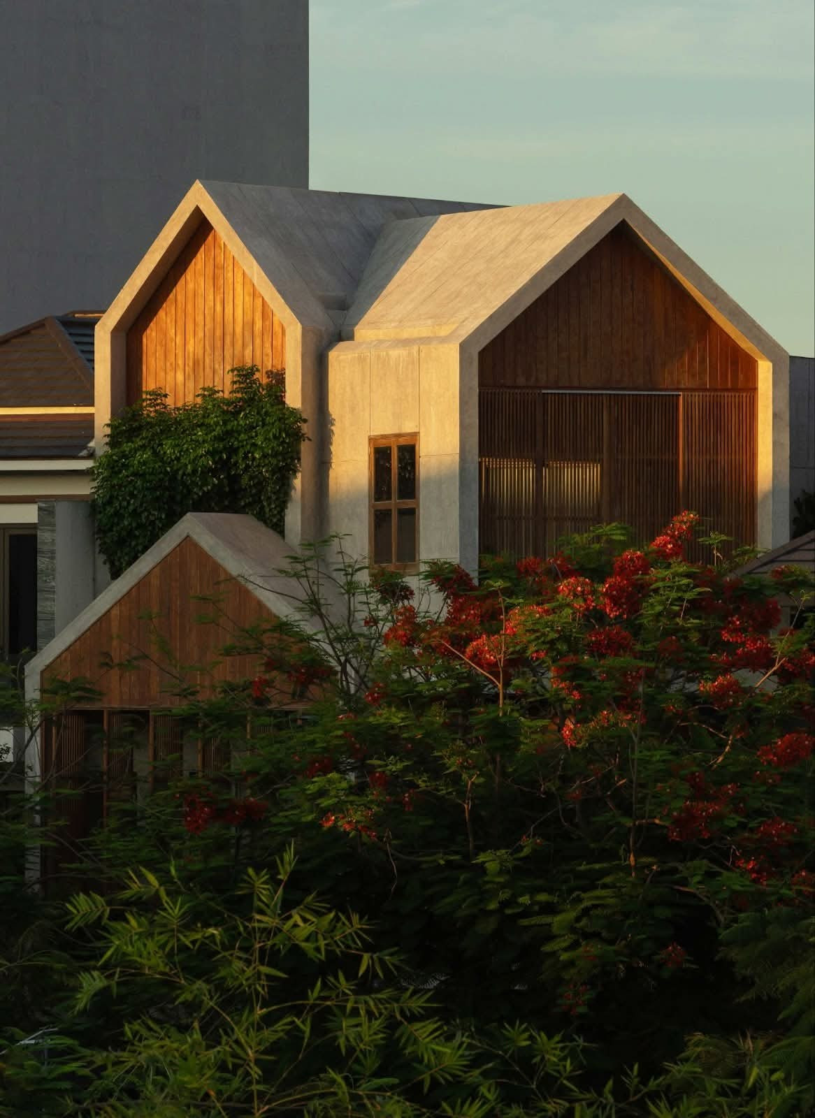 Nhà phố thiết kế với sân vườn và cây xanh ‘len lỏi’ vào từng không gian - Ảnh 10