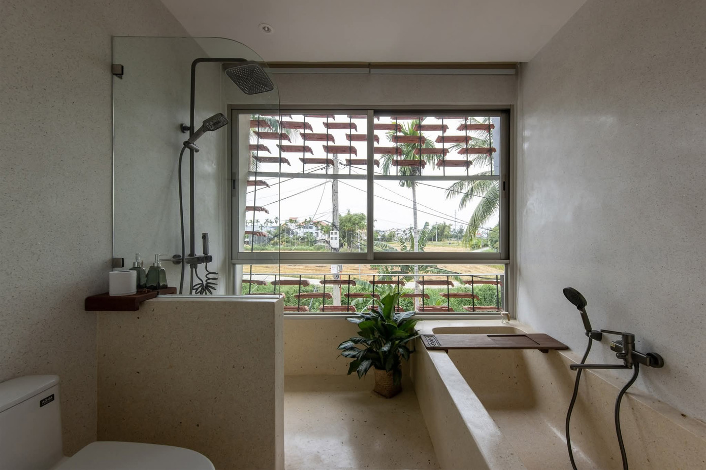 Thiết kế bể bơi giữa ngôi nhà cho gia chủ thư giãn cùng thiên nhiên - Ảnh 13