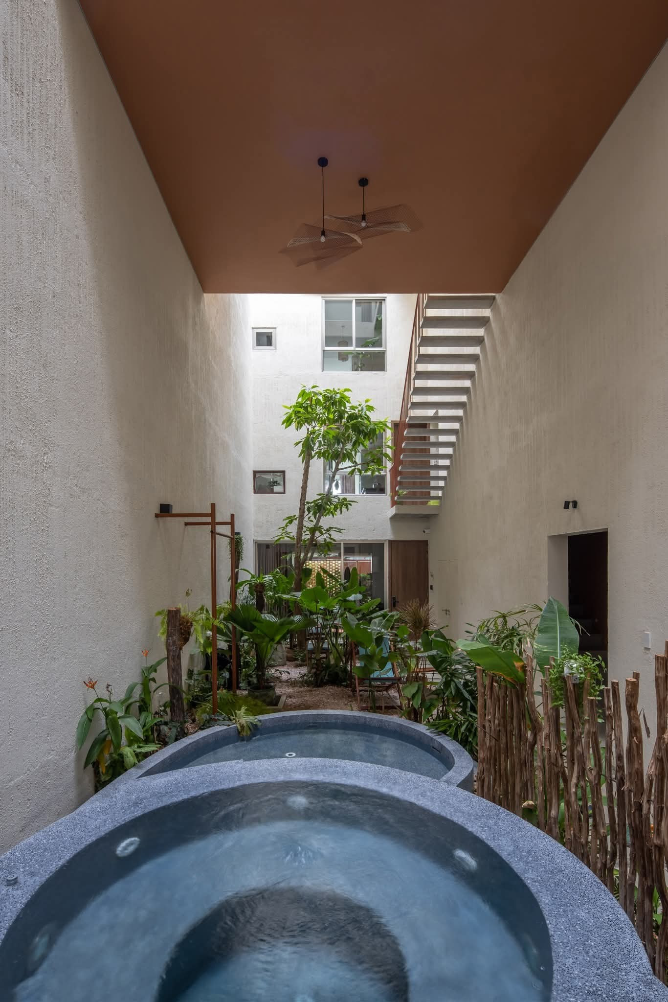 Thiết kế bể bơi giữa ngôi nhà cho gia chủ thư giãn cùng thiên nhiên - Ảnh 3