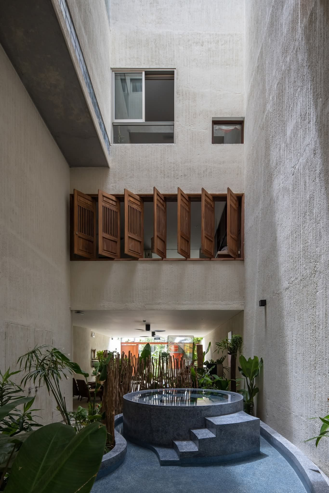 Thiết kế bể bơi giữa ngôi nhà cho gia chủ thư giãn cùng thiên nhiên - Ảnh 2