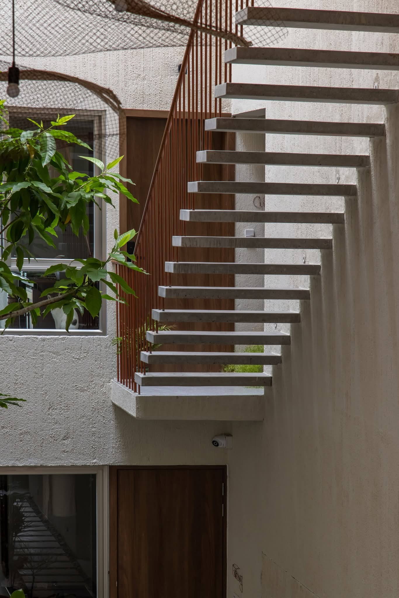 Thiết kế bể bơi giữa ngôi nhà cho gia chủ thư giãn cùng thiên nhiên - Ảnh 10