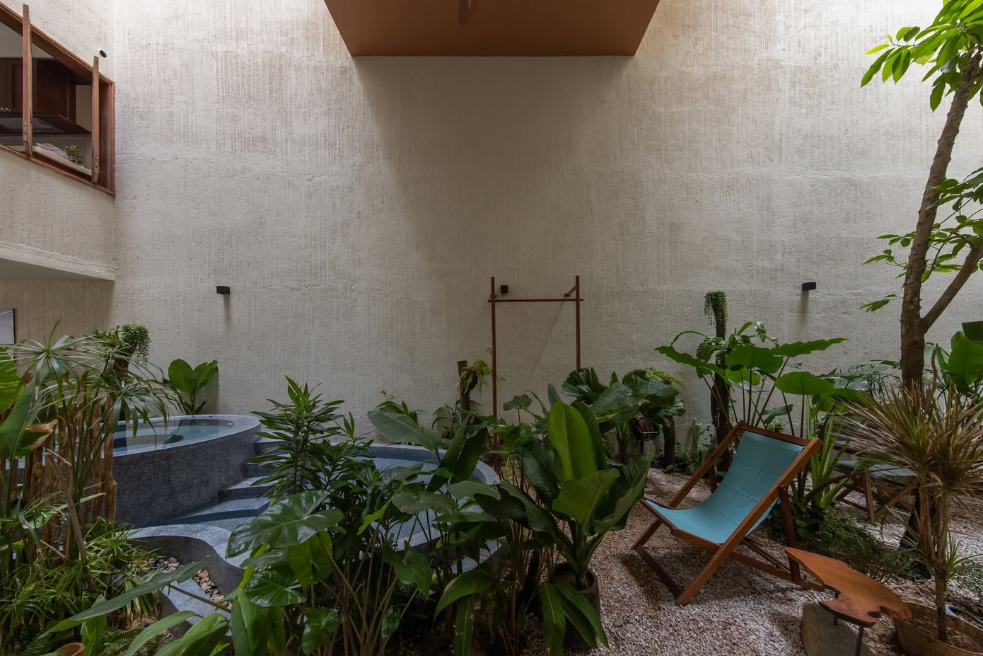 Thiết kế bể bơi giữa ngôi nhà cho gia chủ thư giãn cùng thiên nhiên - Ảnh 1