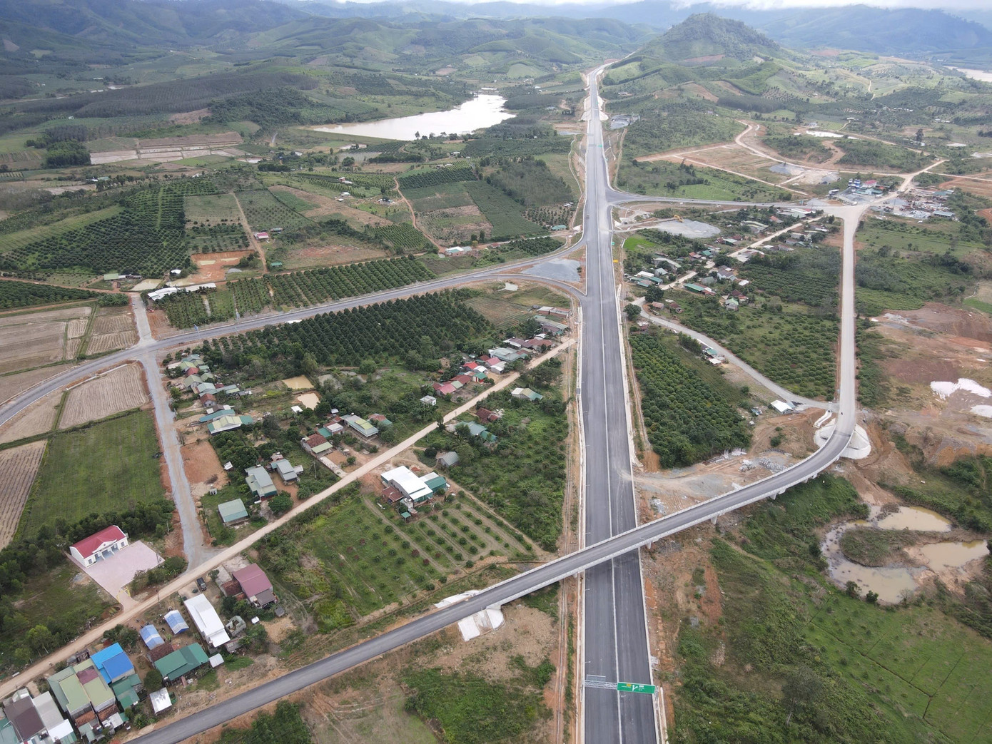 Cận cảnh 48km cuối tuyến cao tốc Khánh Hoà - Buôn Ma Thuột trước giờ thông xe kỹ thuật - Ảnh 1