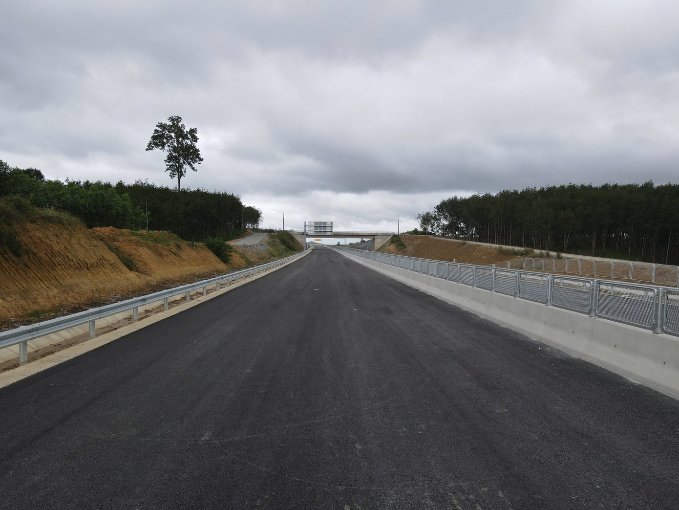 Cận cảnh 48km cuối tuyến cao tốc Khánh Hoà - Buôn Ma Thuột trước giờ thông xe kỹ thuật - Ảnh 8