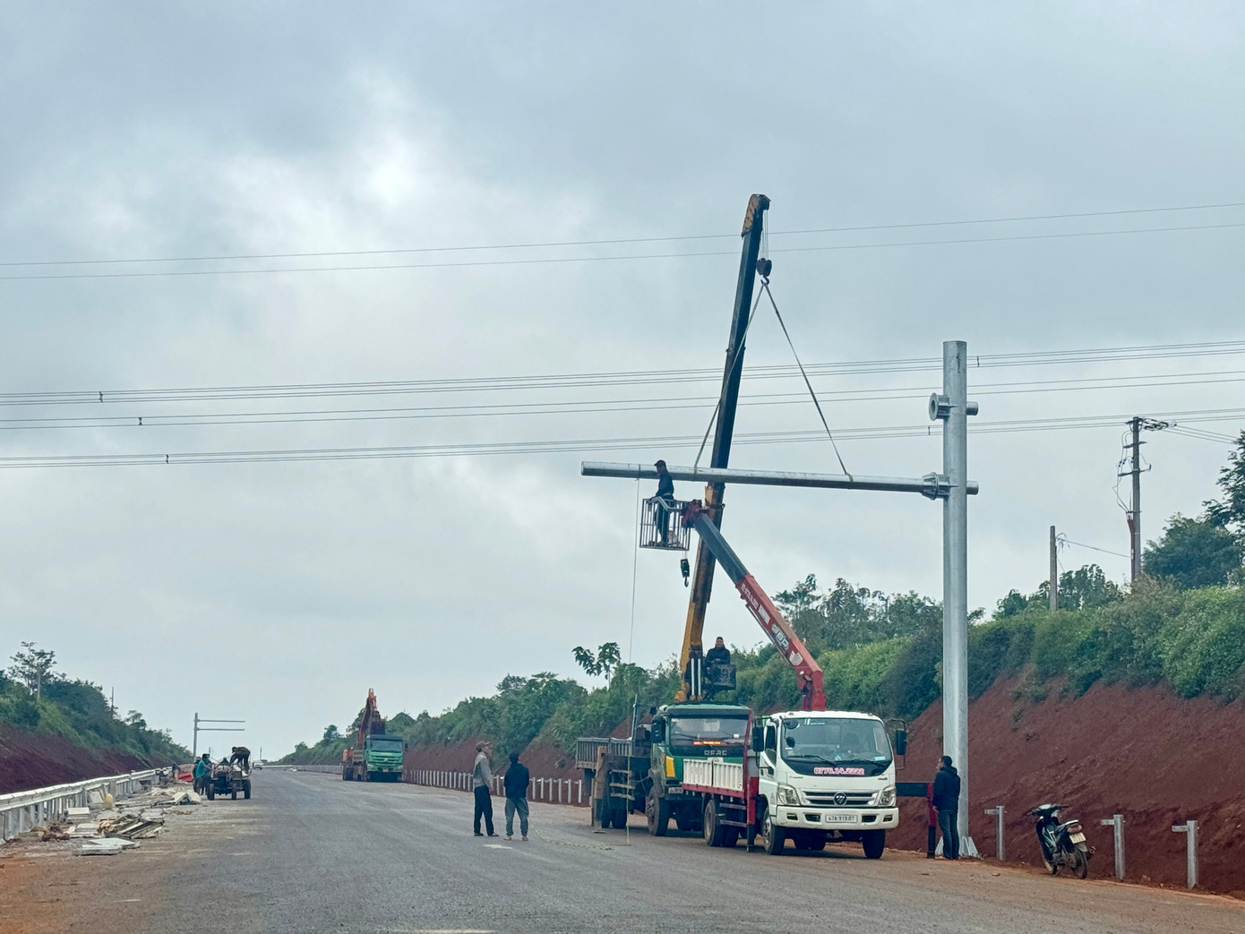Cận cảnh 48km cuối tuyến cao tốc Khánh Hoà - Buôn Ma Thuột trước giờ thông xe kỹ thuật - Ảnh 5