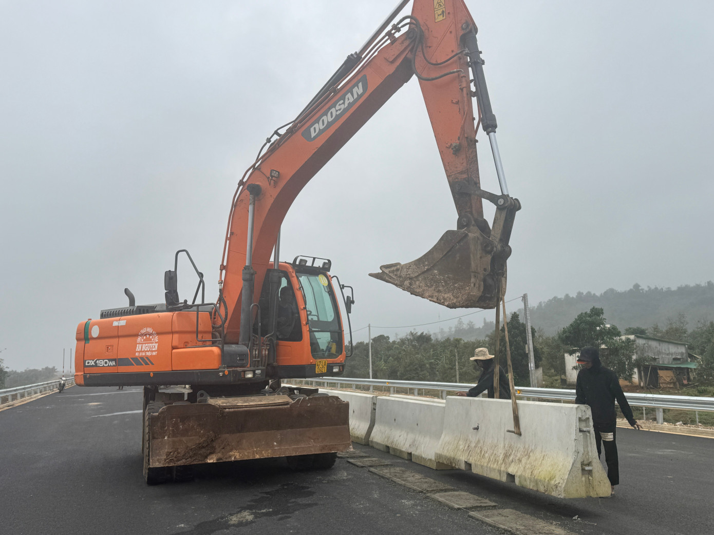 Cận cảnh 48km cuối tuyến cao tốc Khánh Hoà - Buôn Ma Thuột trước giờ thông xe kỹ thuật - Ảnh 2