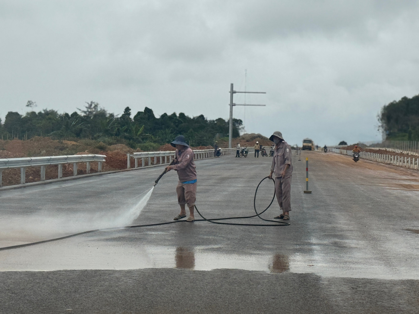 Cận cảnh 48km cuối tuyến cao tốc Khánh Hoà - Buôn Ma Thuột trước giờ thông xe kỹ thuật - Ảnh 7
