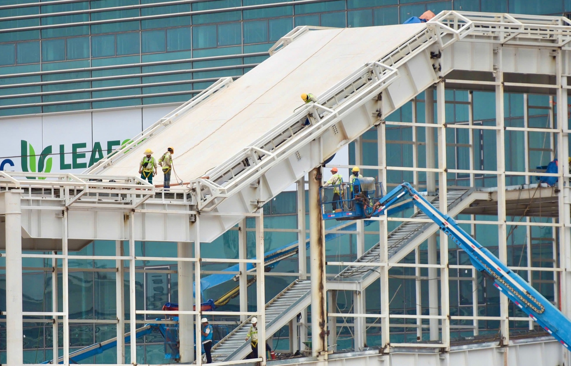 Siêu "công trình thế kỷ" 16 tỷ USD của Việt Nam sắp tới ngày trọng đại: Hơn 3.000 máy móc, 15.000 người dồn lực chuẩn bị đón chuyến bay đầu tiên - Ảnh 2