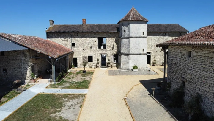 Chi hơn 4 tỷ đồng mua ngôi làng bỏ hoang 50 năm để cải tạo thành khu nghỉ dưỡng - Ảnh 6