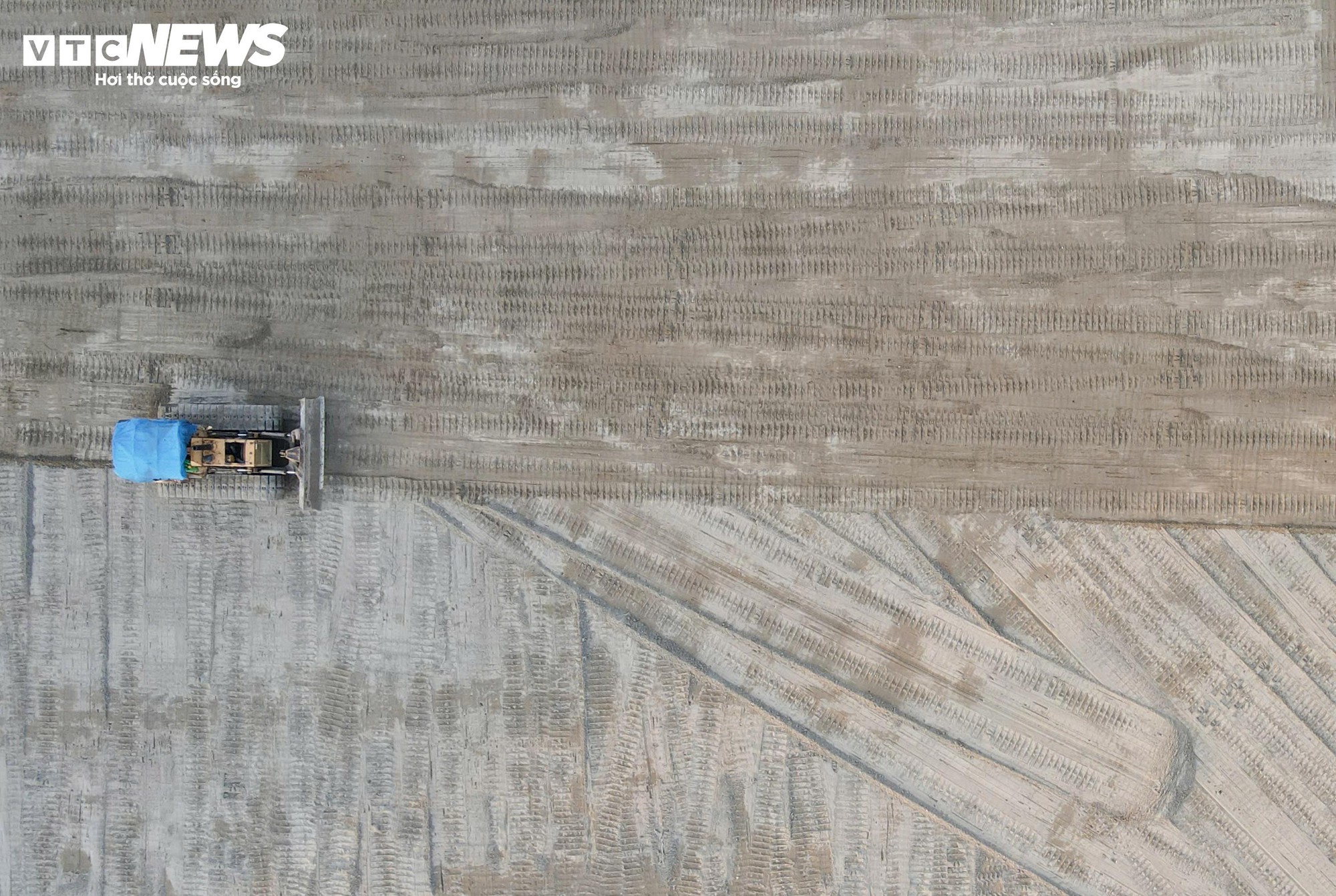 Cận cảnh sân Mỹ Đình sắp thay cỏ mới, hết cảnh 'đá bóng trên mặt ruộng' - Ảnh 3