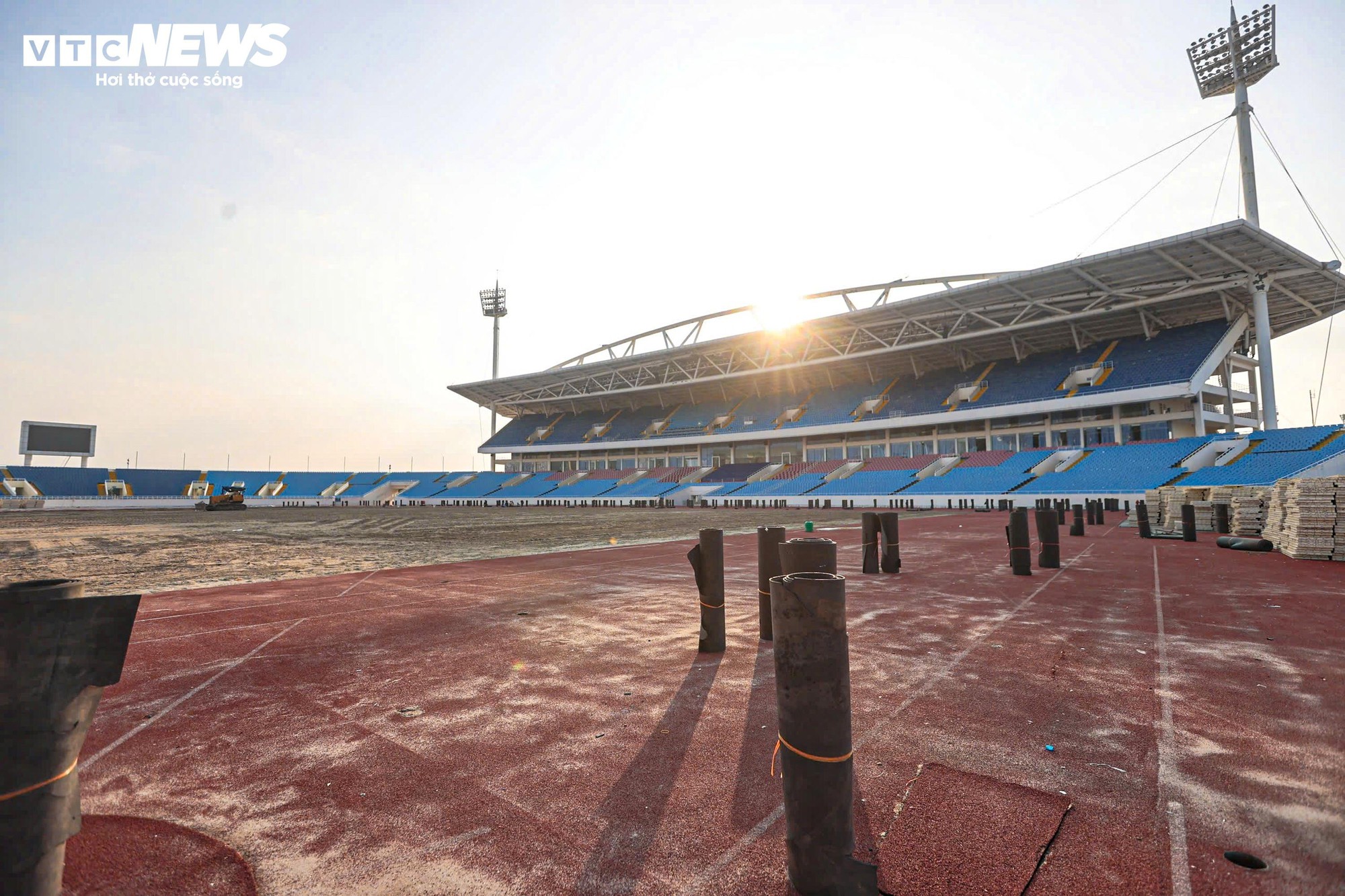 Cận cảnh sân Mỹ Đình sắp thay cỏ mới, hết cảnh 'đá bóng trên mặt ruộng' - Ảnh 2