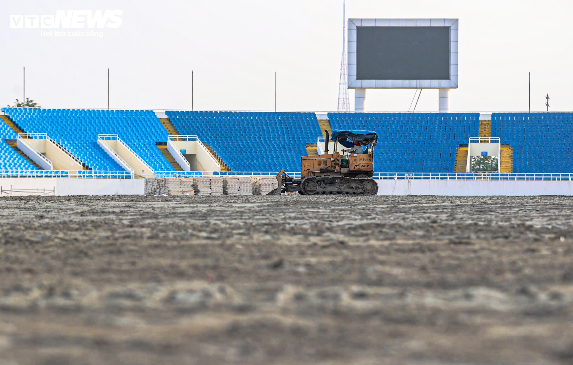 Cận cảnh sân Mỹ Đình sắp thay cỏ mới, hết cảnh 'đá bóng trên mặt ruộng' - Ảnh 4