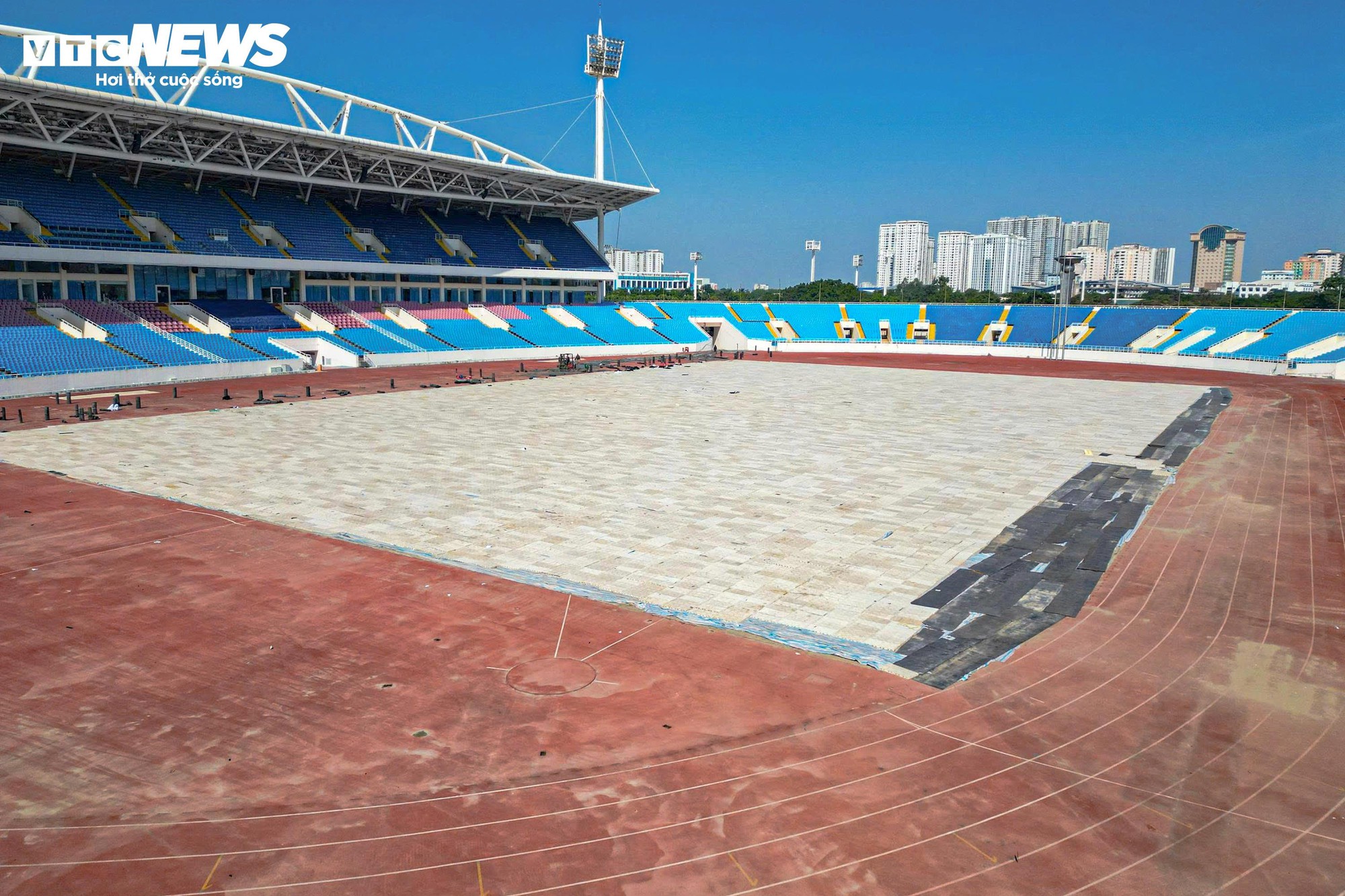 Cận cảnh sân Mỹ Đình sắp thay cỏ mới, hết cảnh 'đá bóng trên mặt ruộng' - Ảnh 5