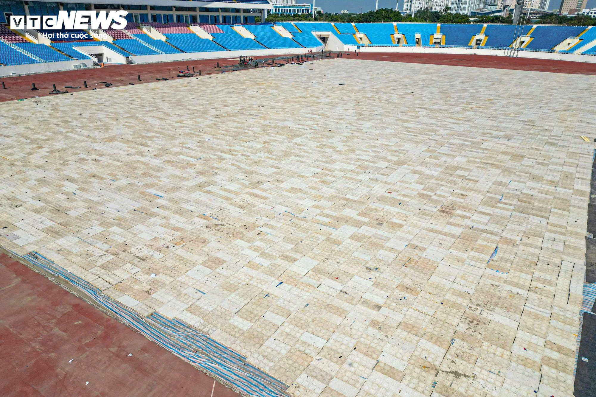 Cận cảnh sân Mỹ Đình sắp thay cỏ mới, hết cảnh 'đá bóng trên mặt ruộng' - Ảnh 7