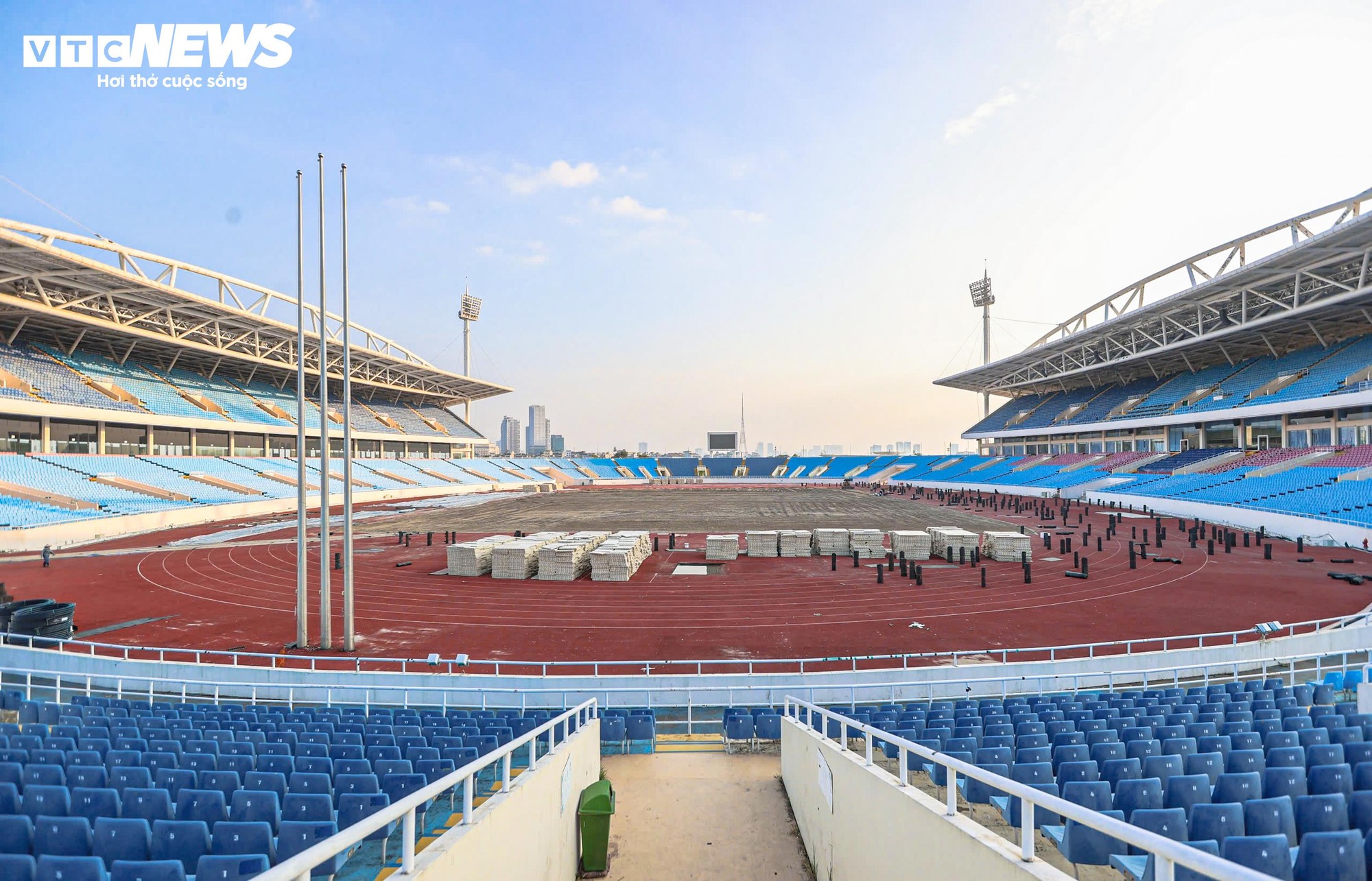 Cận cảnh sân Mỹ Đình sắp thay cỏ mới, hết cảnh 'đá bóng trên mặt ruộng' - Ảnh 6