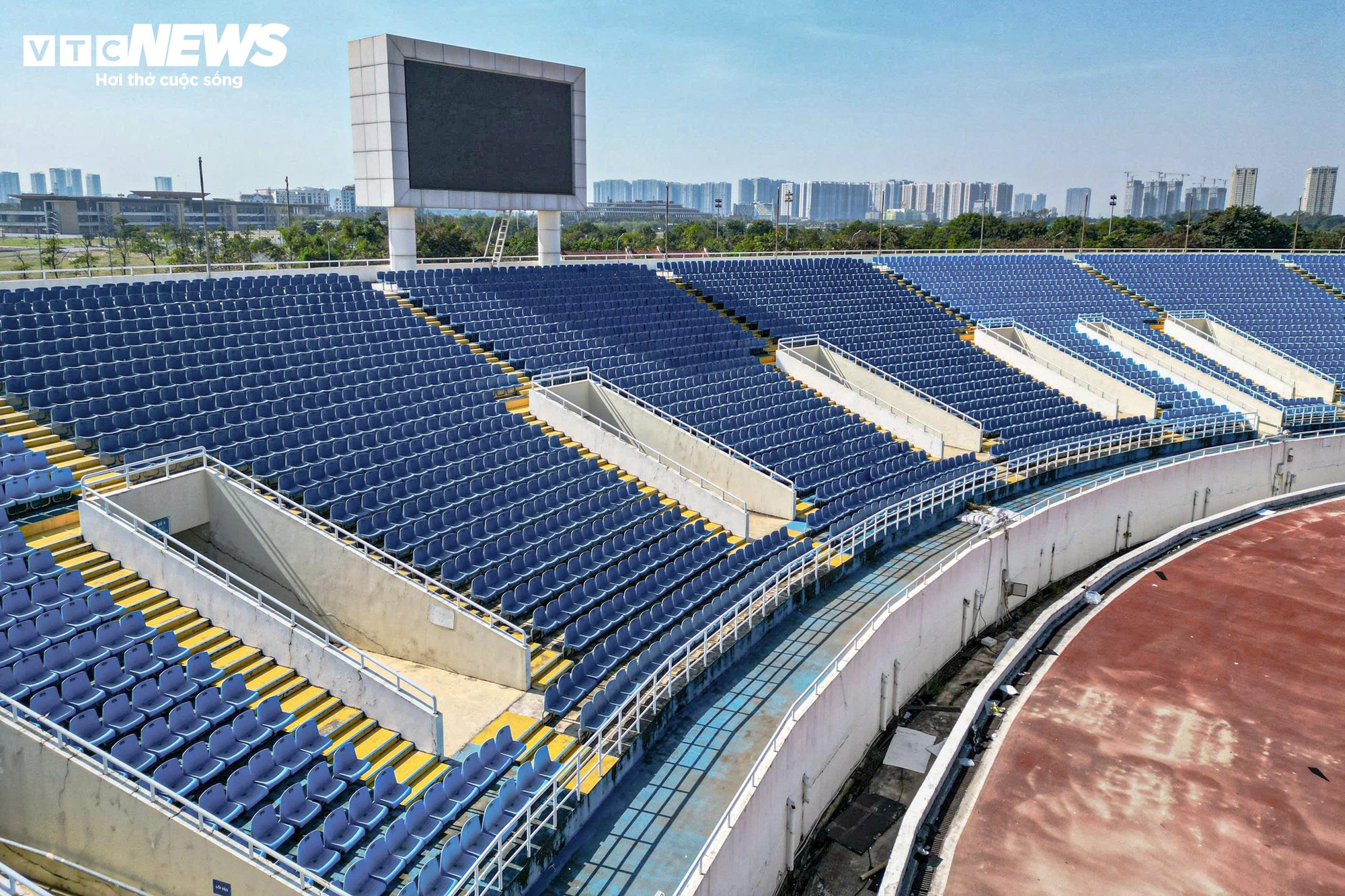 Cận cảnh sân Mỹ Đình sắp thay cỏ mới, hết cảnh 'đá bóng trên mặt ruộng' - Ảnh 9