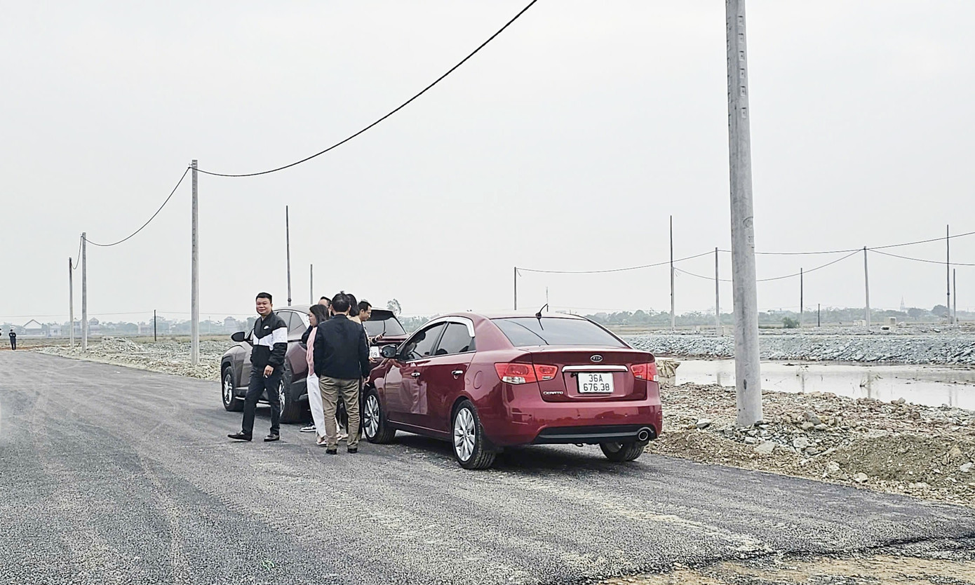 Đấu giá đất vùng quê: Chưa lên sàn 'cò đất' đổ về gây náo loạn - Ảnh 6