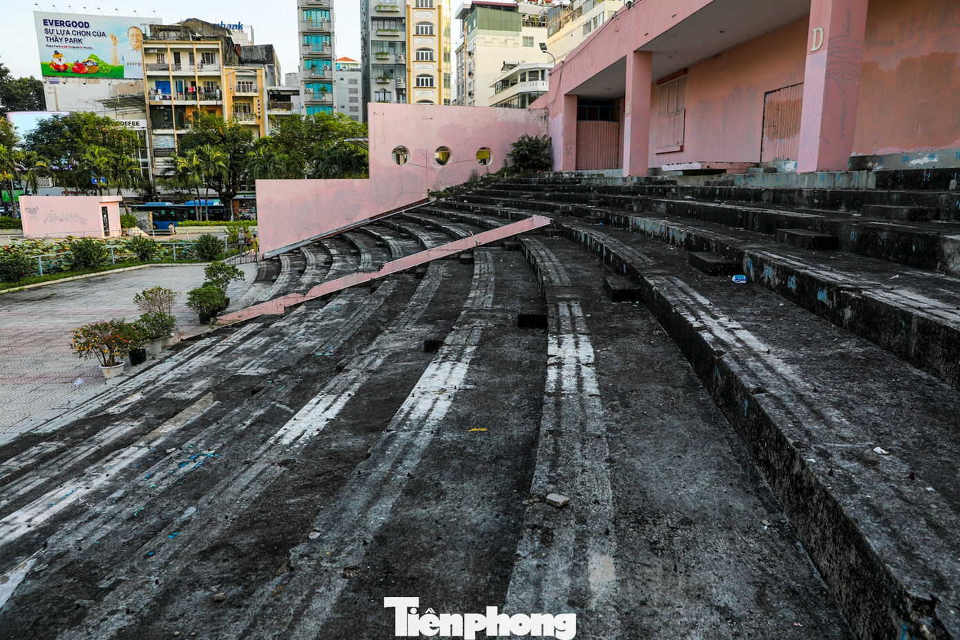 Cận cảnh sân khấu giữa trung tâm TPHCM sắp thành bãi giữ xe metro - Ảnh 6