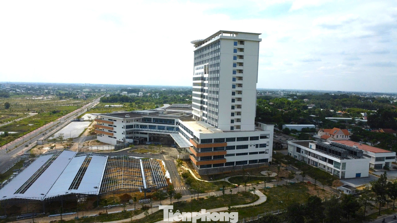 Bệnh viện lớn nhất TPHCM sau 10 năm xây dựng - Ảnh 2