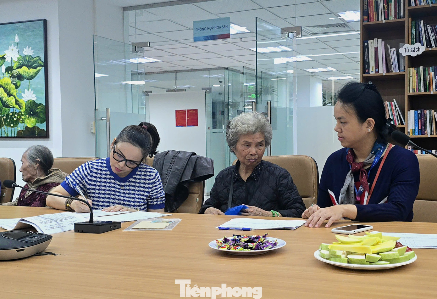 Chi trả tiền bồi thường hỗ trợ cho người dân thuộc dự án quảng trường phía Đông hồ Hoàn Kiếm - Ảnh 1