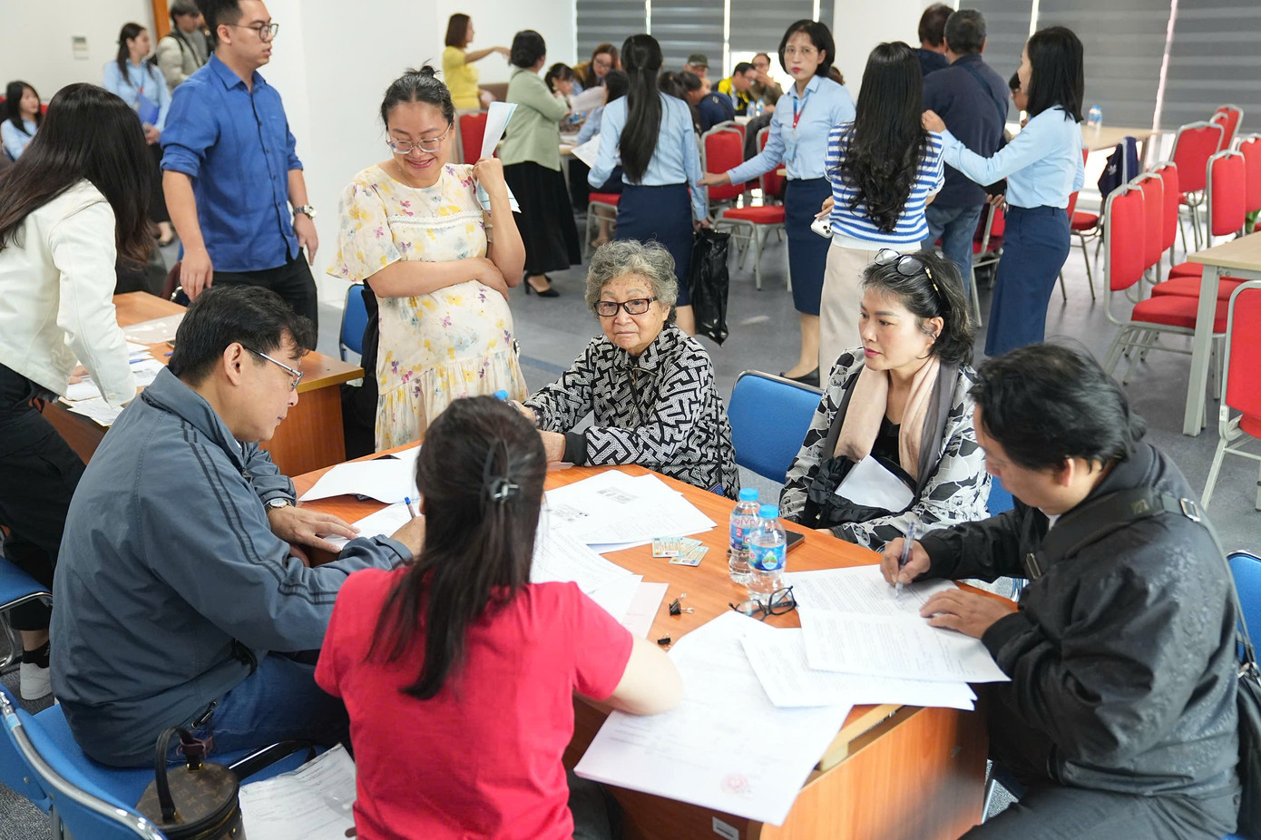 Người dân 'đất kim cương' cạnh hồ Hoàn Kiếm nhận tiền đền bù dự án quảng trường - Ảnh 2