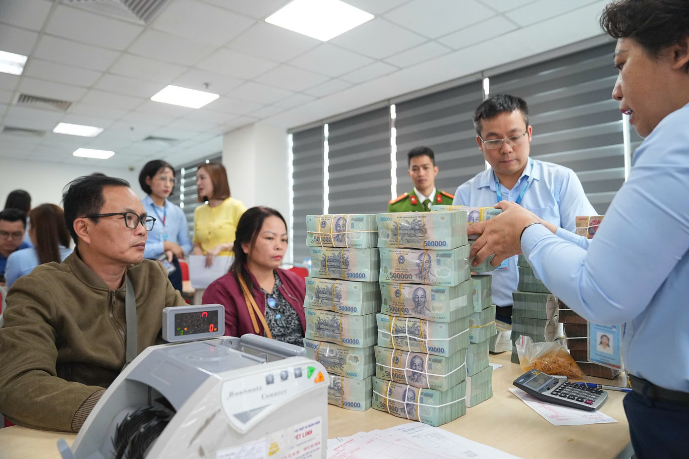 Người dân 'đất kim cương' cạnh hồ Hoàn Kiếm nhận tiền đền bù dự án quảng trường - Ảnh 14