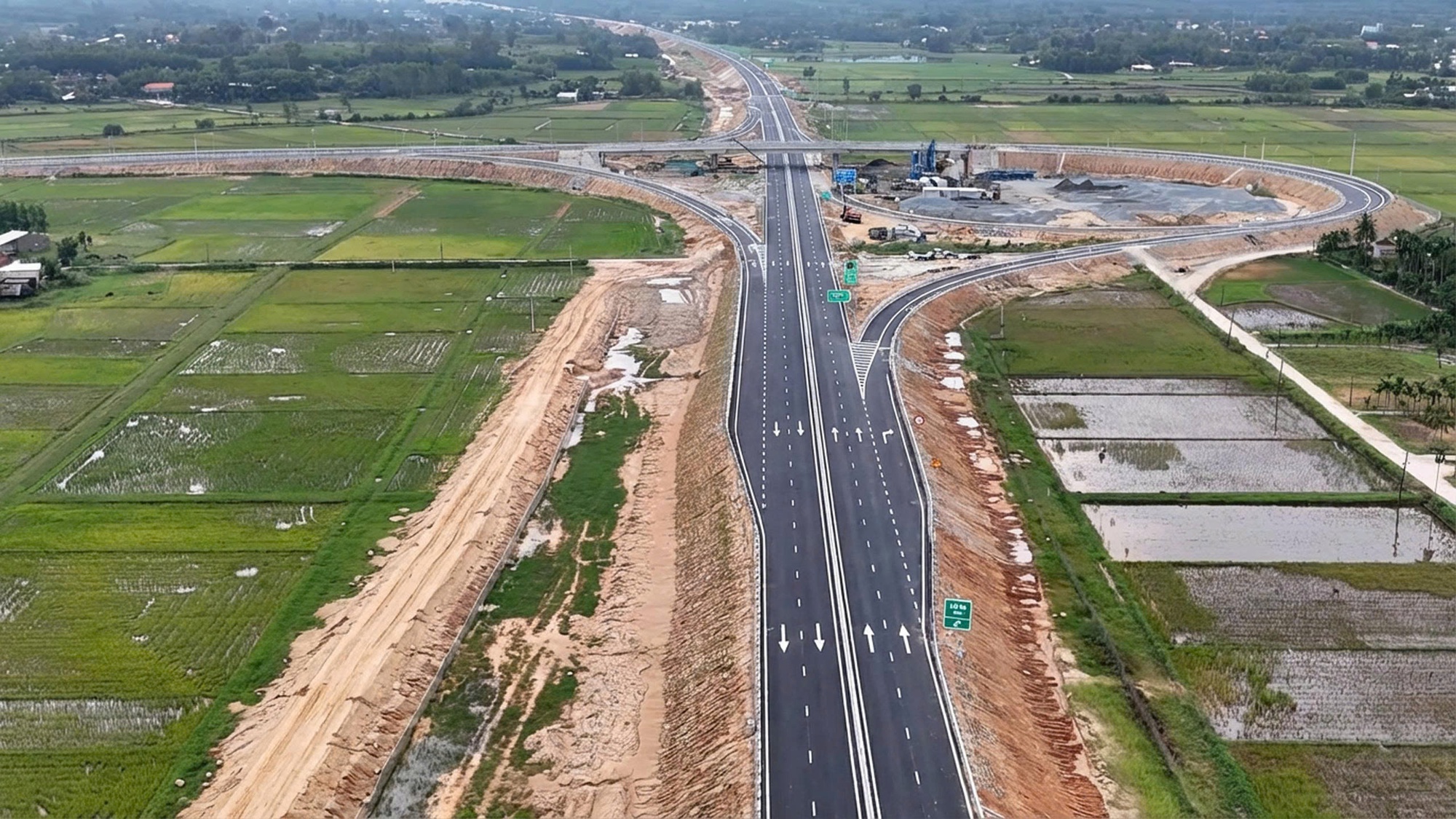 Cận cảnh đường cao tốc Quảng Ngãi – Hoài Nhơn dài 88 km trước giờ G - Ảnh 1